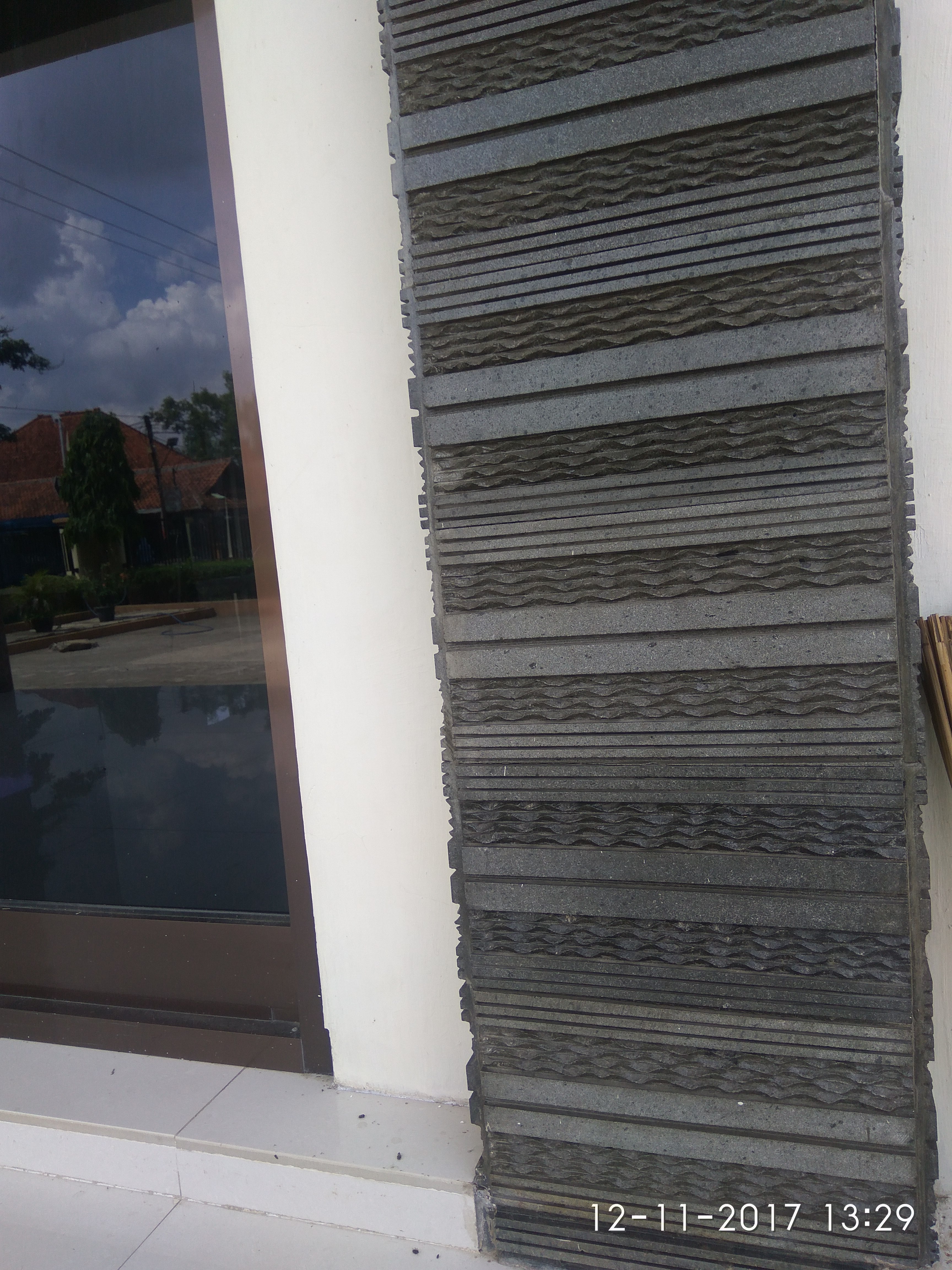 Contoh pemasangan Batu Alur Cacing